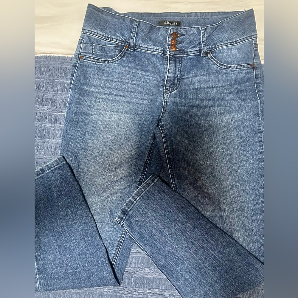 Woman’s skinny d.jeans